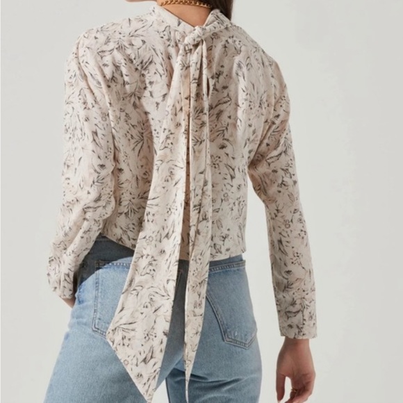 NWOT ASTR The Label Off White Sketch Long Sleeve Drape Tie Back Top Size M - Picture 2 of 6